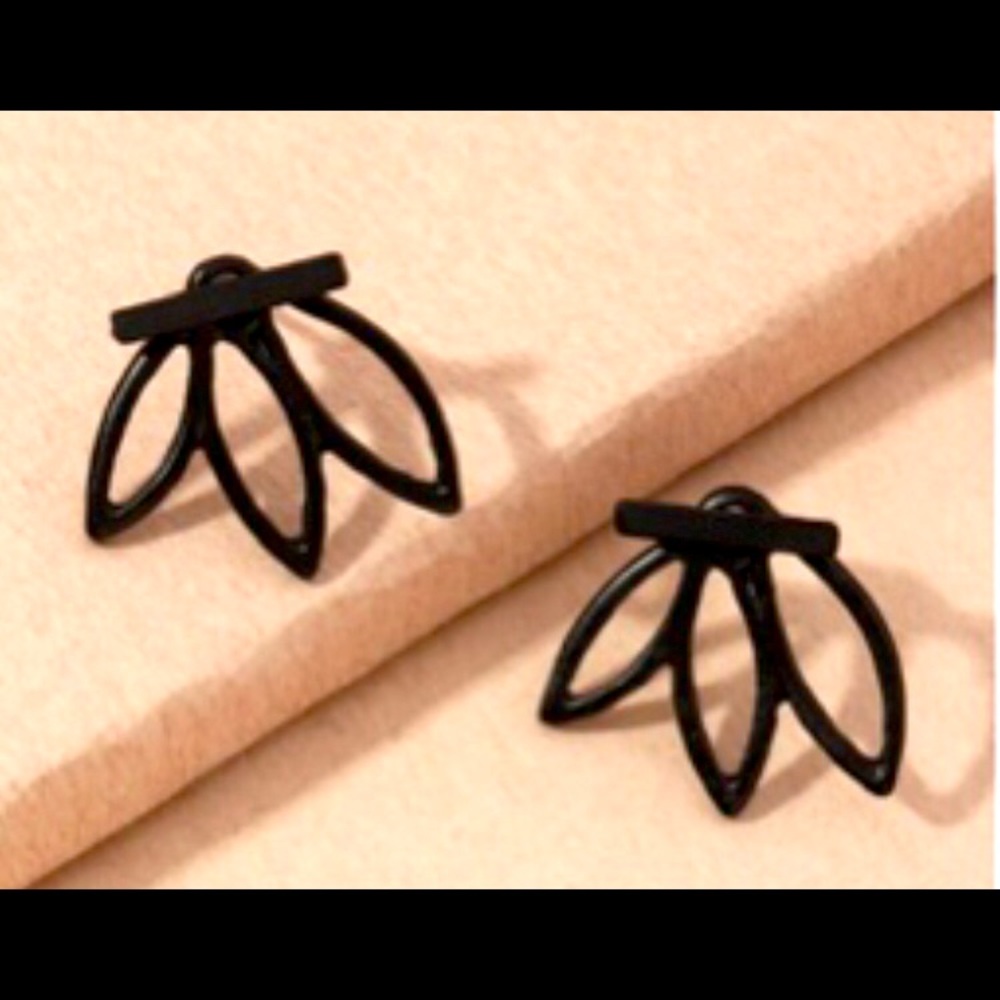 🌸2/$28 OR 🌺3/$33 Halo Earrings